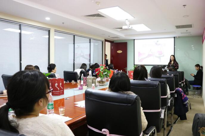國際組織“粉紅絲帶”走進(jìn)美福嘉兒，舉辦乳房健康公益講座