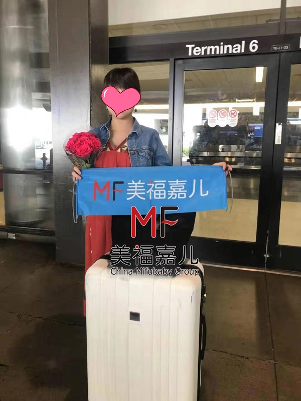 去機(jī)場接黃女士