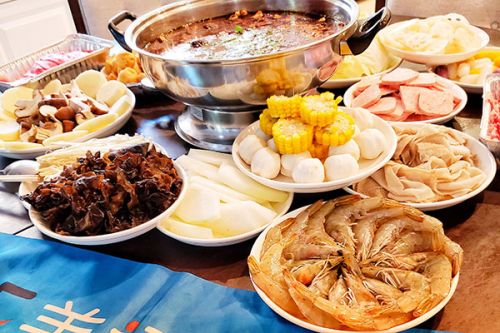 美國(guó)月子中心太熱鬧了，大家在一起吃火鍋
