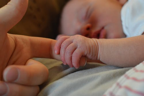 美國生孩子利弊：對比之下，赴美生子還是有利的！